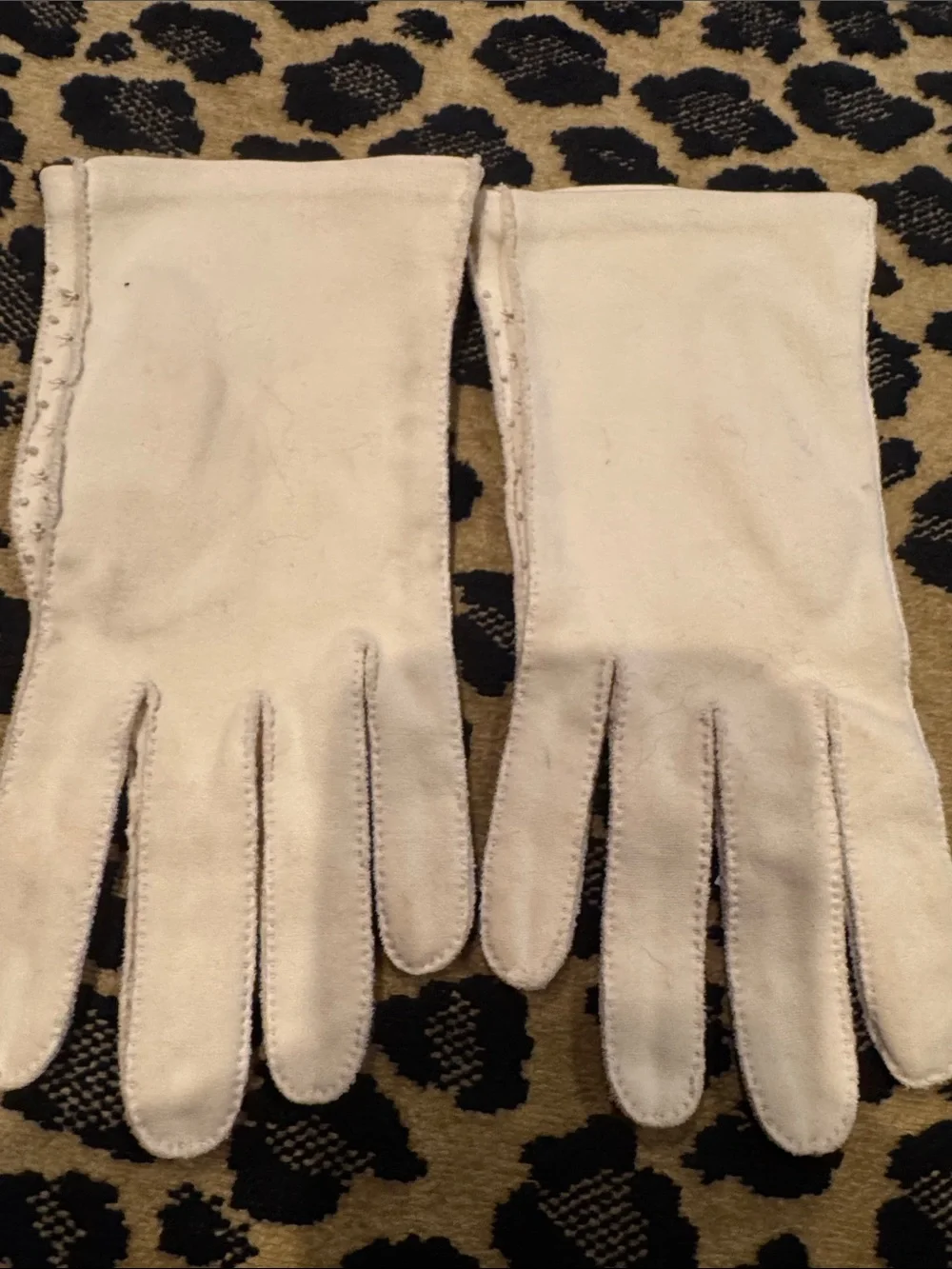 Classic Women's Cream Suede Gloves